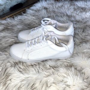 NWOT white Steve Madden white sneakers